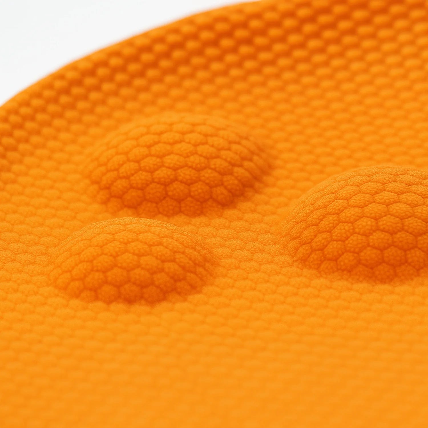 Nahaufnahme der SoftStep Einlegesohle mit orangefarbener Wabenstruktur und ergonomischen Massagepunkten für Fußentspannung