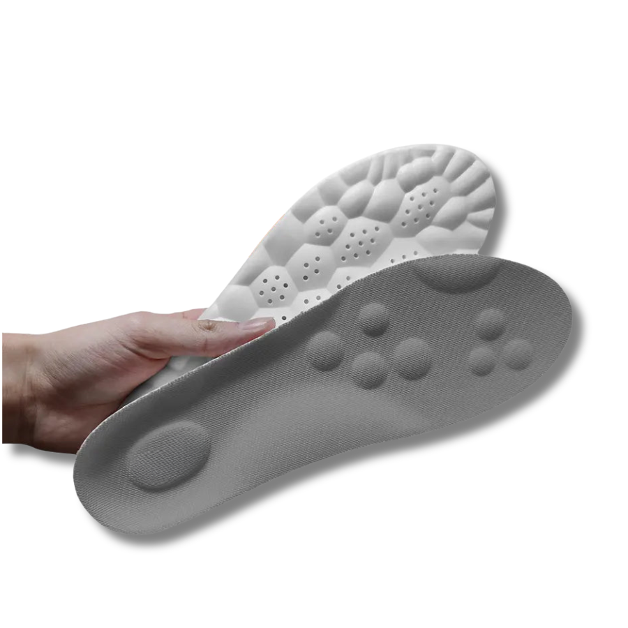 oftStep Einlegesohlen in Grau und Weiß mit ergonomischen Massagepunkten und wabenförmiger Unterseite, in der Hand gehalten